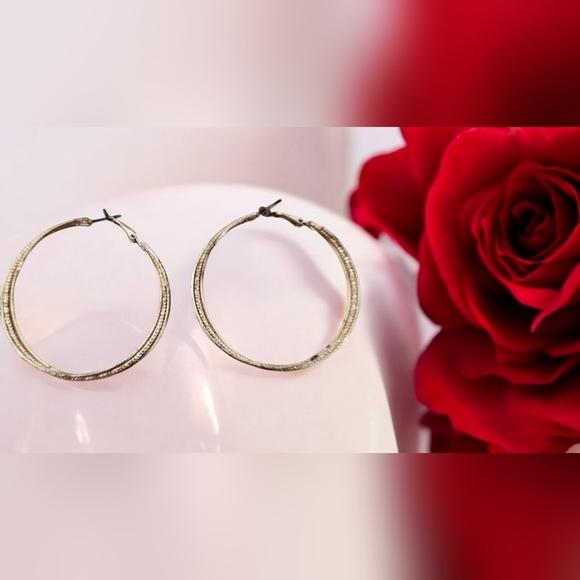 Hoop Earrings Large Gold Tone Twist Fashion Earrings EUC - Picture 3 of 5